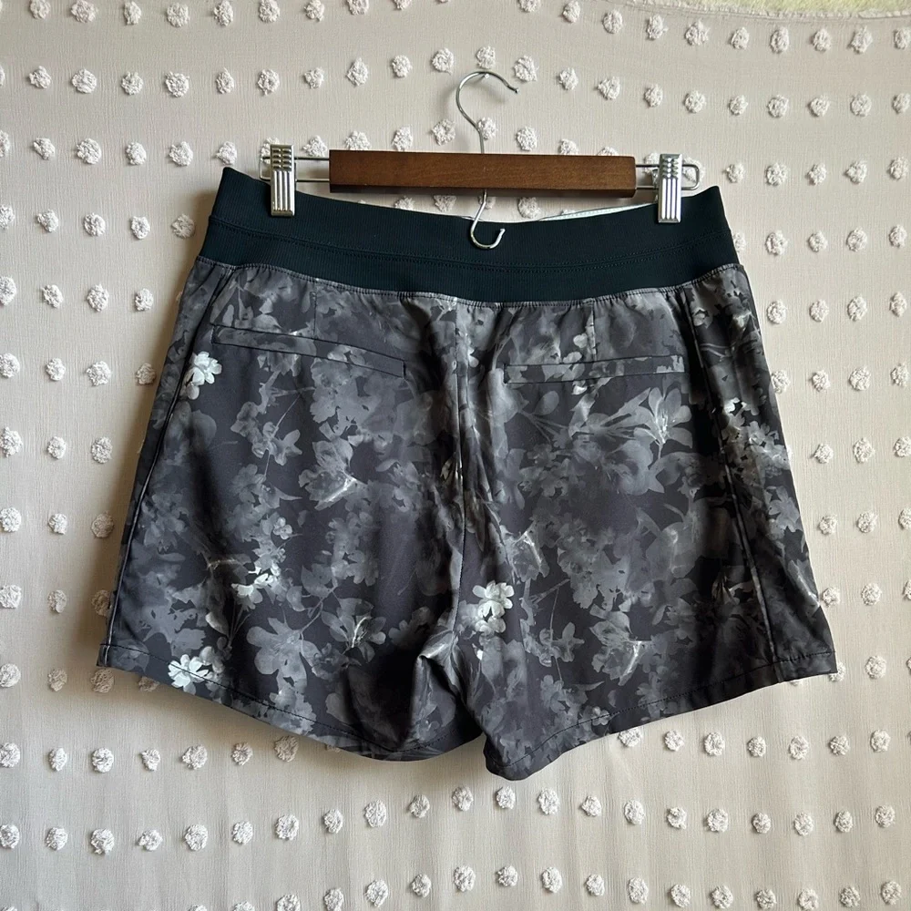 Athleta Brooklyn High Rise Printed Short Sz 8‎ Black Gray Floral